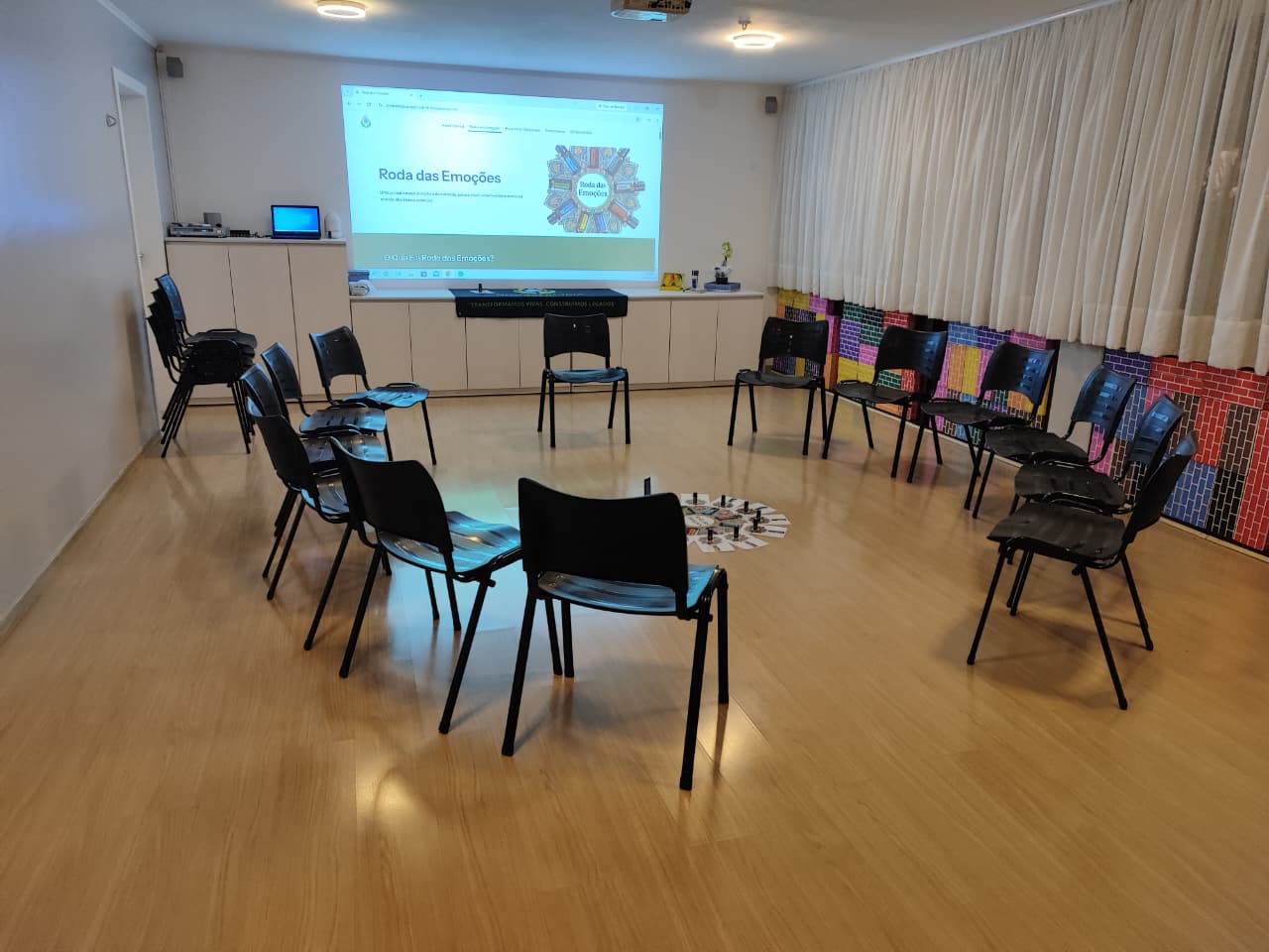Simulação da Sala com Cadeiras e Projeção